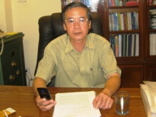 Luật sư Nguyễn Hoàng Tiến trao đổi với phóng viên